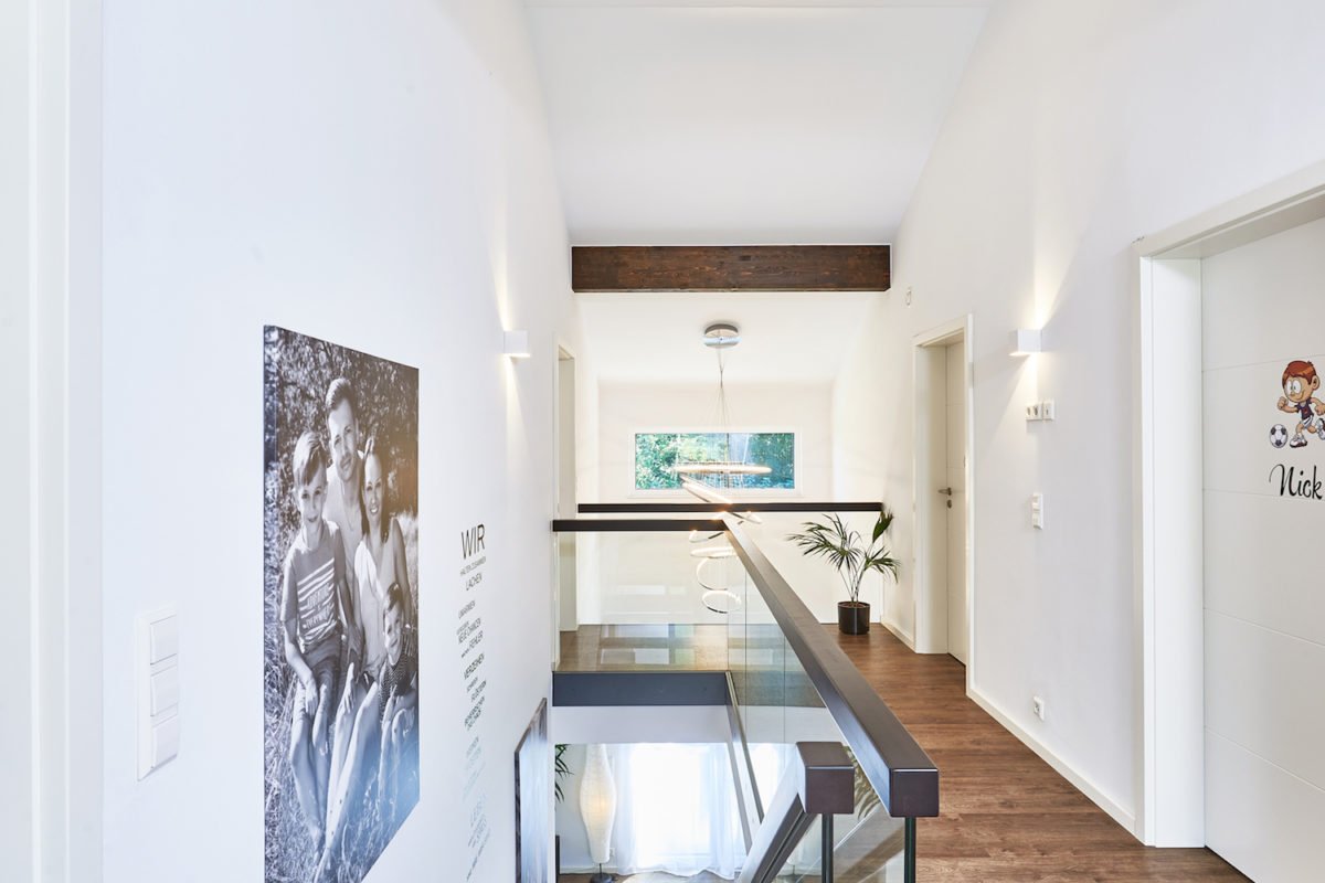 Kundenhaus Faber - Eine Küche mit weißen Schränken - Interior Design Services