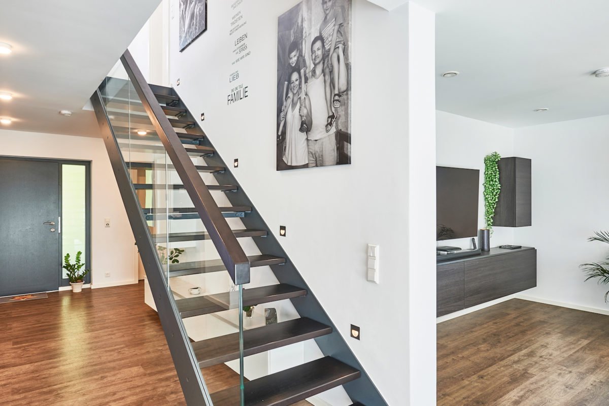 Kundenhaus Faber - Ein Holztisch - Interior Design Services