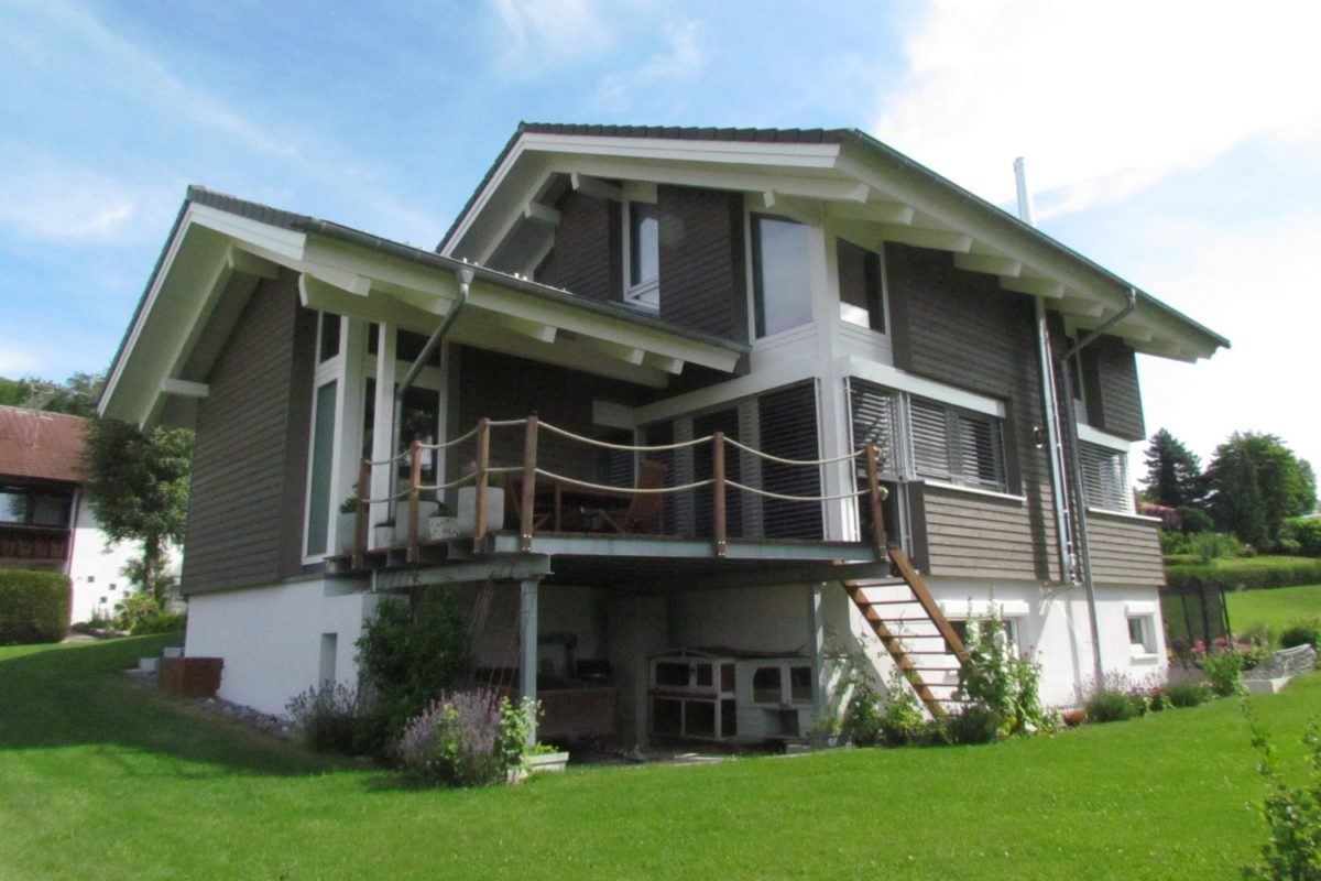 Familienhaus im Grünen - Eine große Wiese vor einem Haus - Fassade