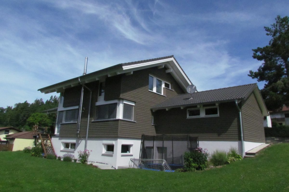 Familienhaus im Grünen - Eine große Wiese vor einem Haus - Haus