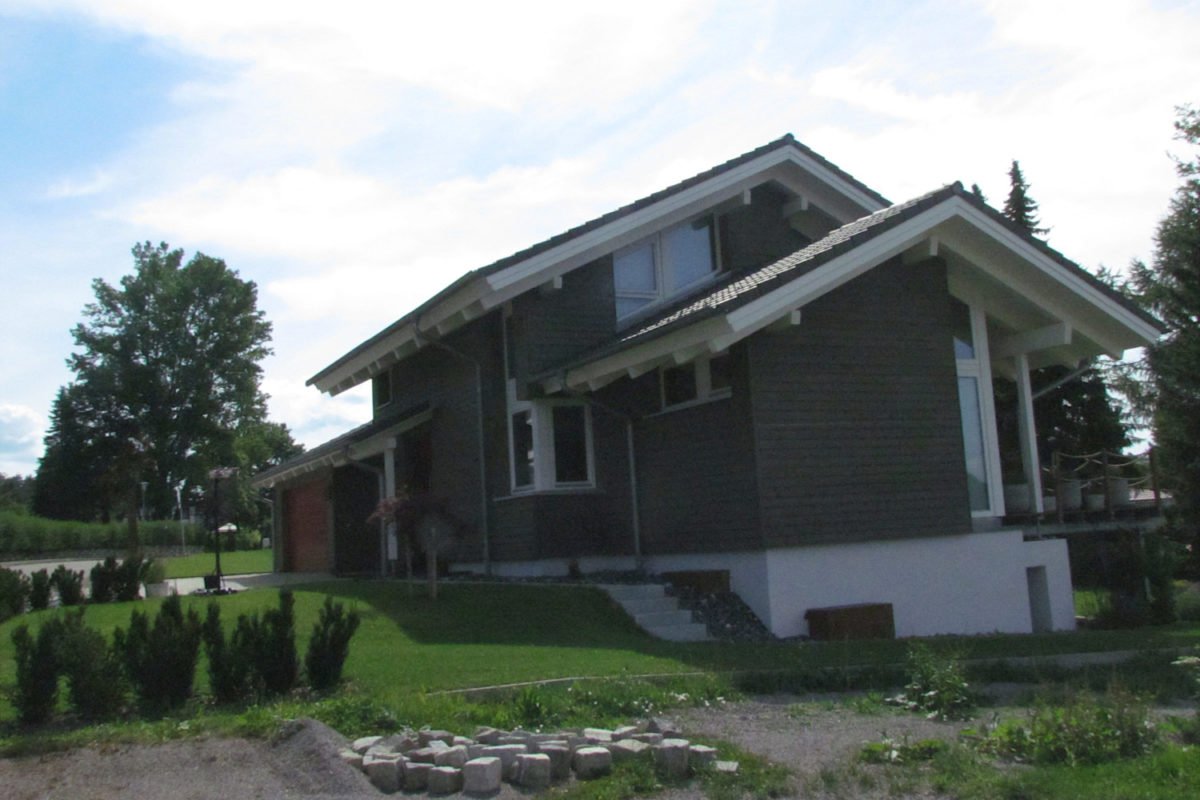 Familienhaus im Grünen - Ein großes Backsteingebäude mit Gras vor einem Haus - Schullandheim