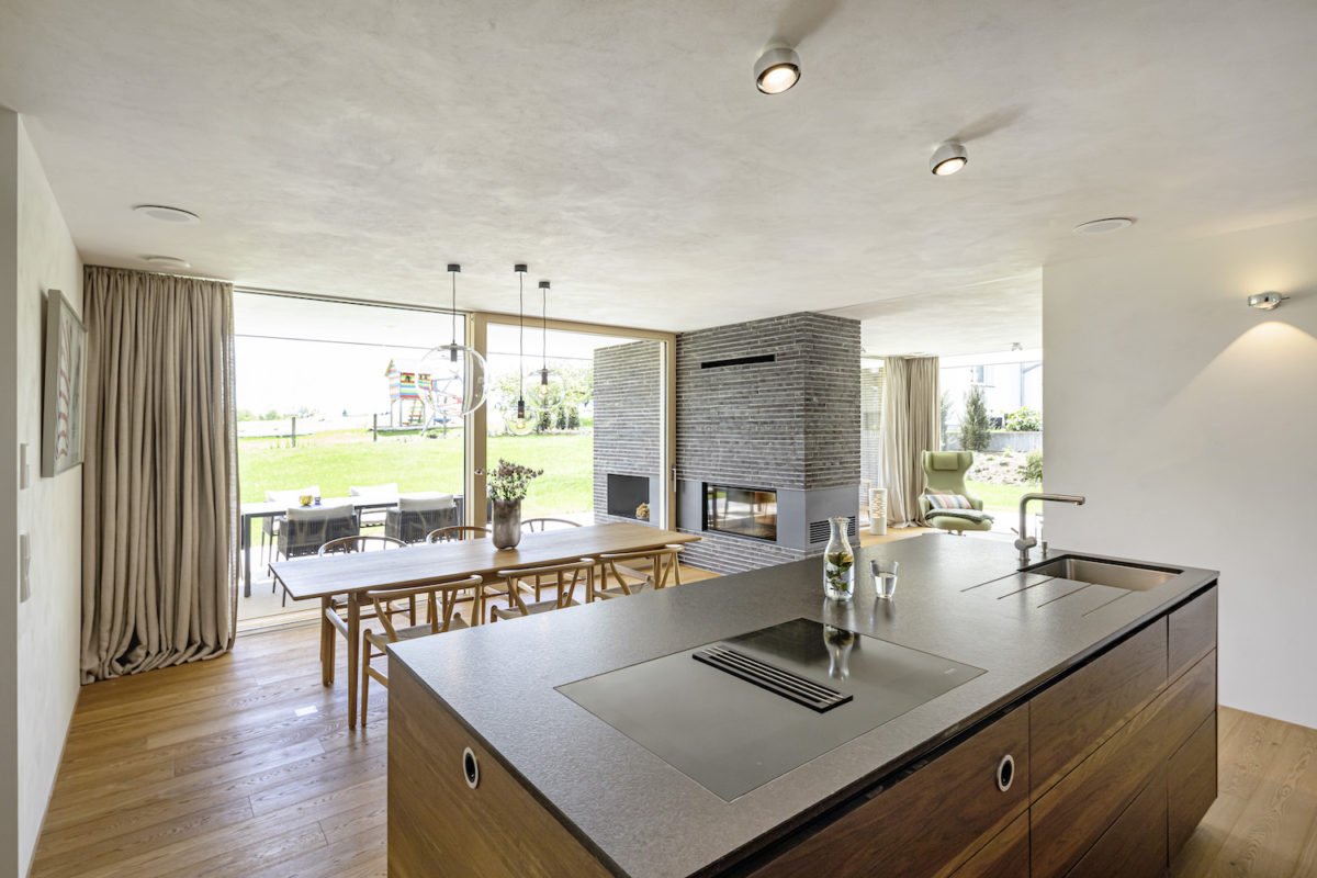Kundenhaus Midcentury Bungalow R - Eine moderne Küche mit Edelstahlgeräten und Holzschränken - Design