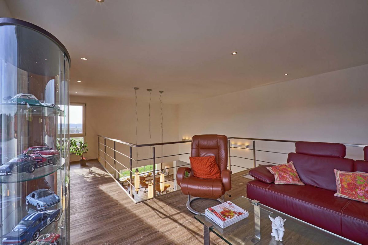 Kundenhaus Freilinger - Ein Wohnzimmer mit Möbeln und einem großen Fenster - Interior Design Services