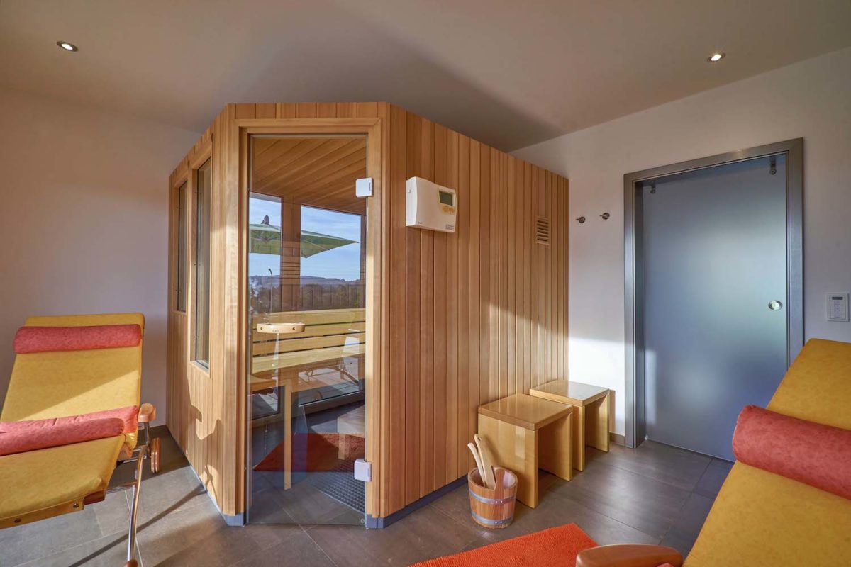 Kundenhaus Freilinger - Ein Schlafzimmer mit einem Bett und einem Stuhl in einem Raum - Interior Design Services