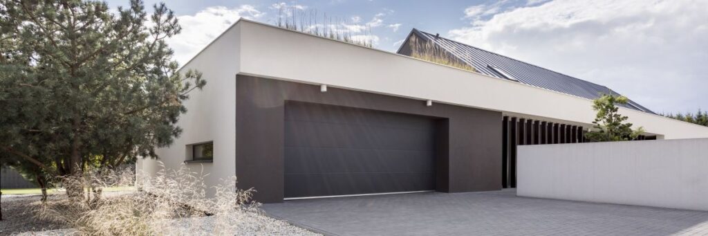 Garagenbau: Alles Wichtige von der Idee bis zur Fertigstellung Hausbau Helden Modernes luxuriöses Haus mit riesiger Garage und Baum neben dem Gebäude