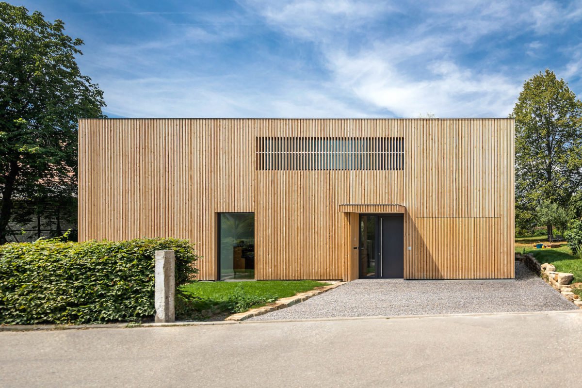 Wohnkubus im Garten - Ein Gebäude am Straßenrand - Haus