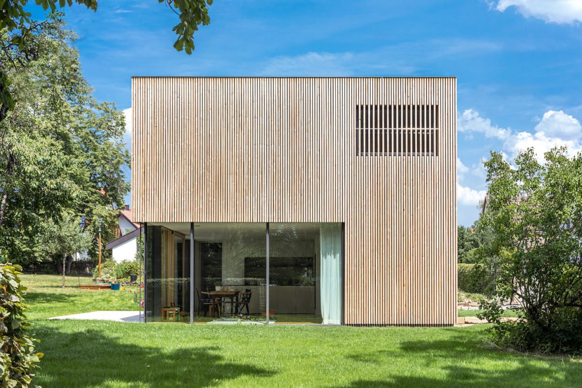 Wohnkubus im Garten - Ein haus mit büschen vor einem gebäude - Öschelbronn