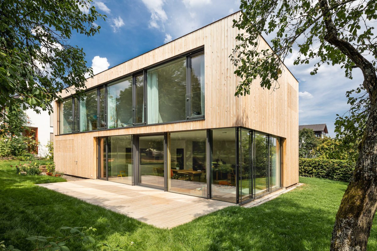 Wohnkubus im Garten - Ein haus mit rasen vor einem gebäude - Haus