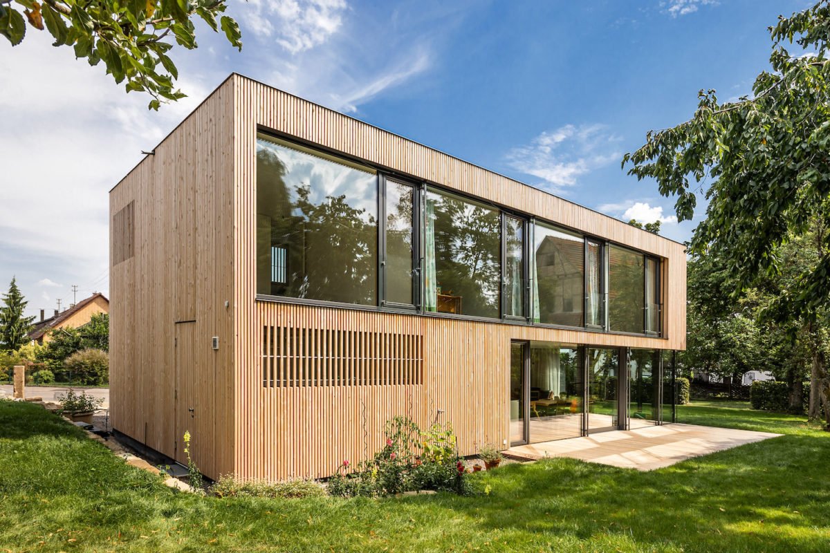 Wohnkubus im Garten - Ein großes Backsteingebäude mit Gras vor einem Haus - Haus