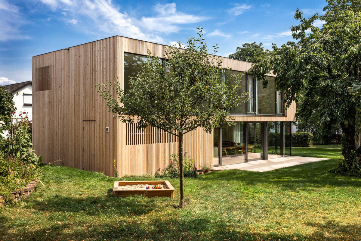 Wohnkubus im Garten - Ein haus mit rasen vor einem gebäude - Wohngebiet