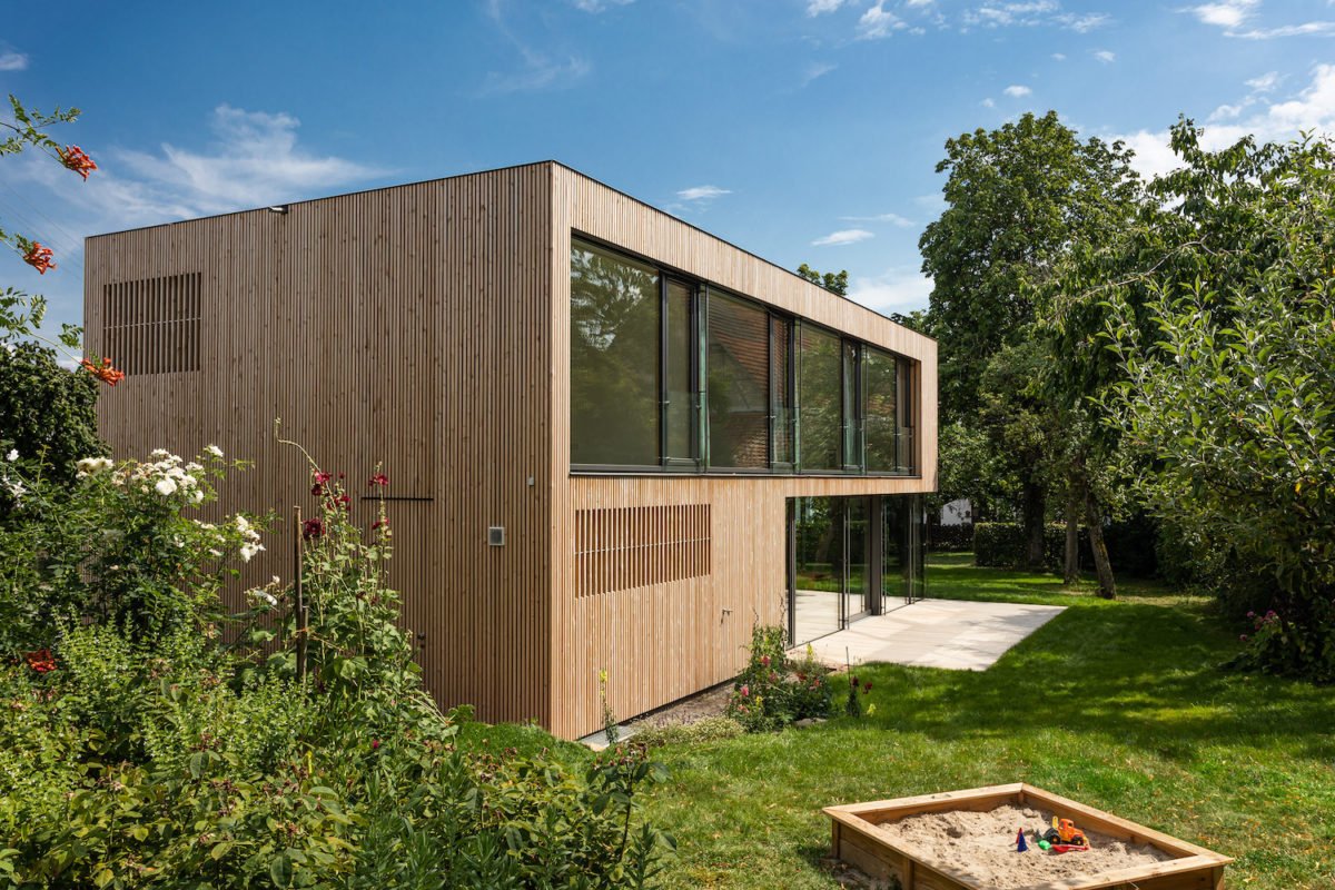 Wohnkubus im Garten - Ein Garten vor einem Gebäude - Fassade