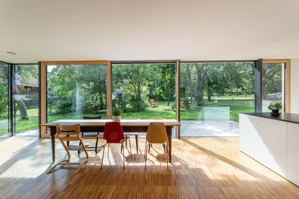 Wohnkubus im Garten - Ein Wohnzimmer mit Möbeln und einem großen Fenster - Öschelbronn