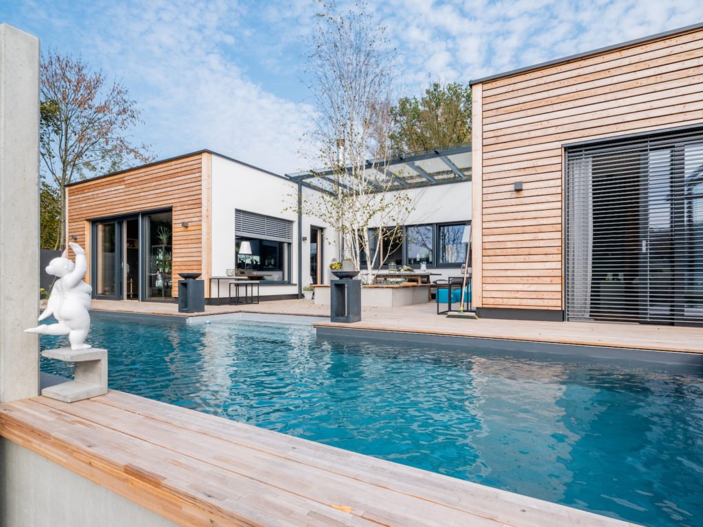 24 Griffner_Kundenhaus Bayern - Ein Haus mit einem großen Wasserbecken - Haus
