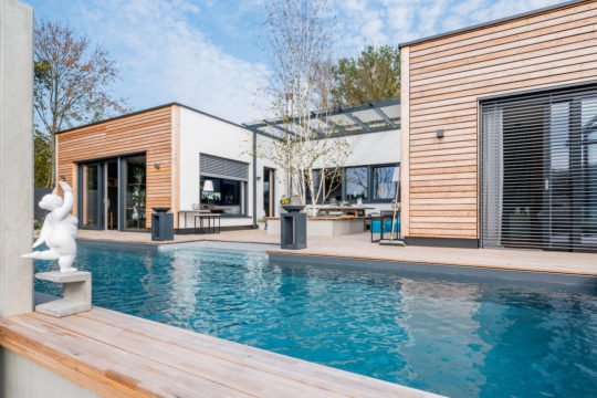 24 Griffner_Kundenhaus Bayern - Ein Haus mit einem großen Wasserbecken - Haus