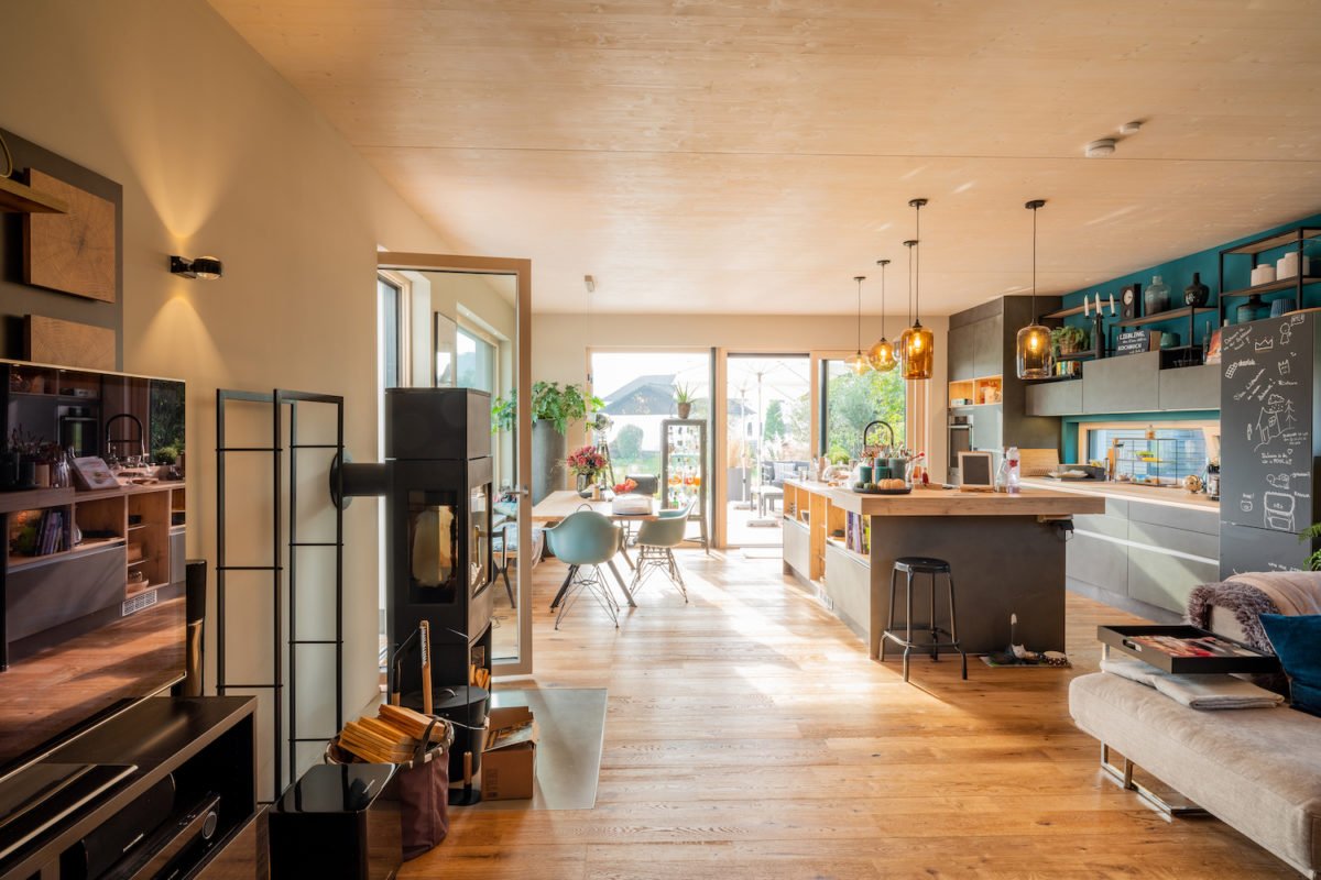 24 Griffner_Kundenhaus Bayern - Ein Raum mit Möbeln und einem Kamin - Bungalow
