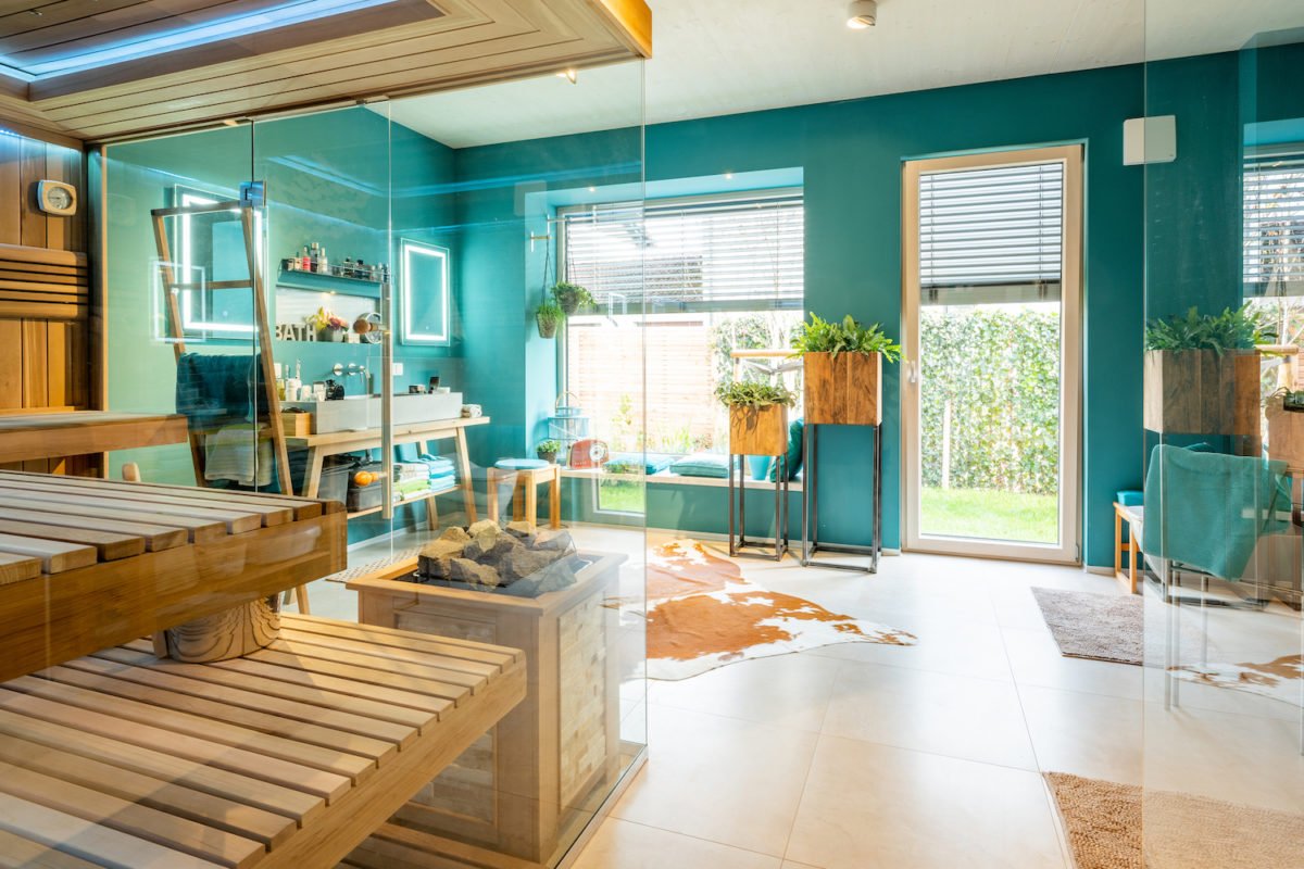 24 Griffner_Kundenhaus Bayern - Eine Küche mit Holzschränken und einem Fenster - Haus