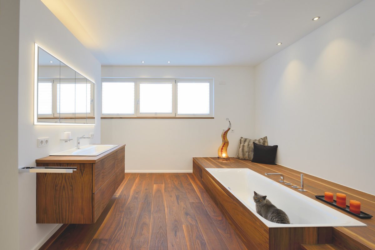 Kundenhaus Azur - Ein Raum voller Möbel und ein großes Fenster - Interior Design Services