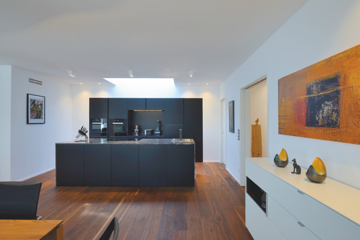 Kundenhaus Azur - Ein Raum mit Möbeln und einem Tisch - Interior Design Services