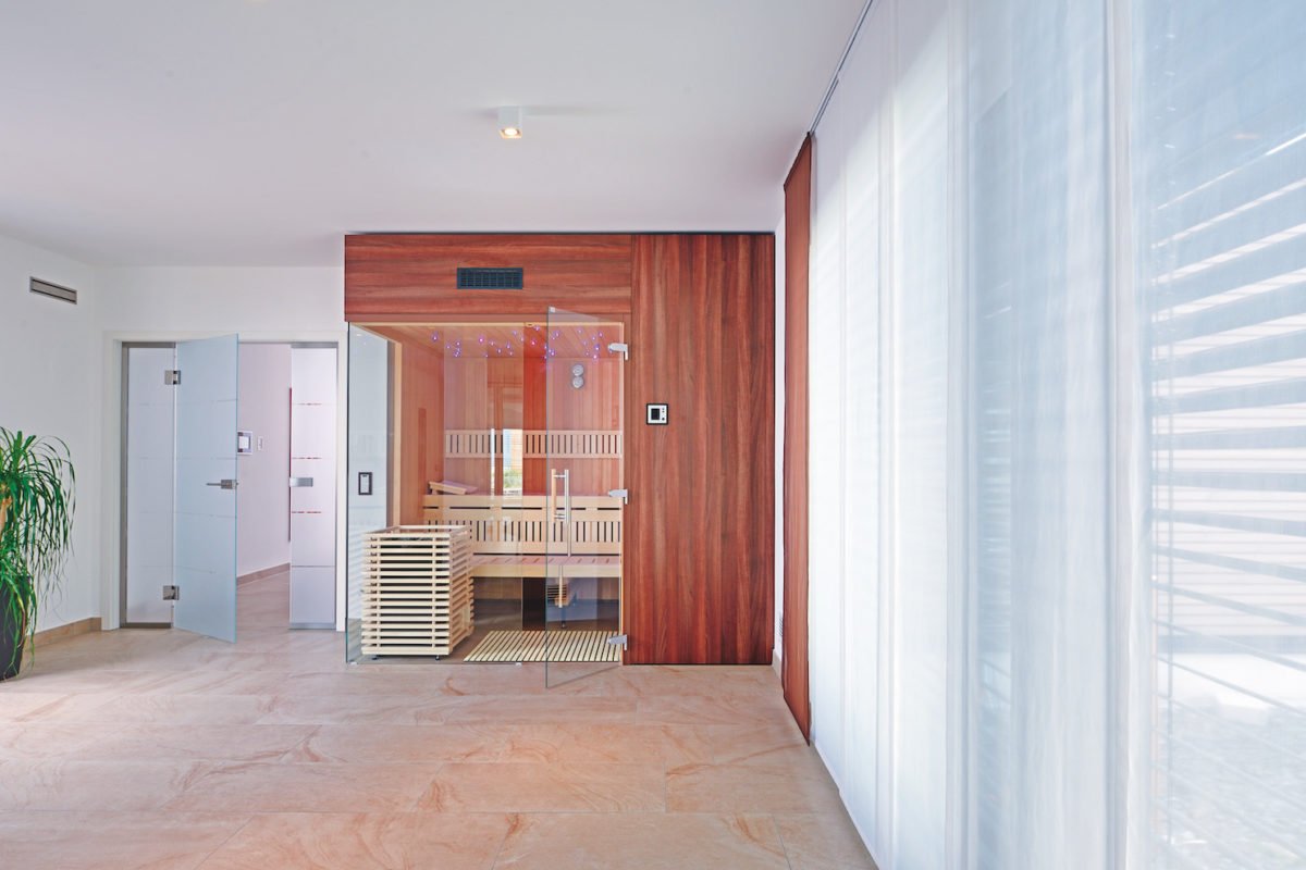 Kundenhaus Azur - Ein Raum voller Möbel und ein großes Fenster - Haus