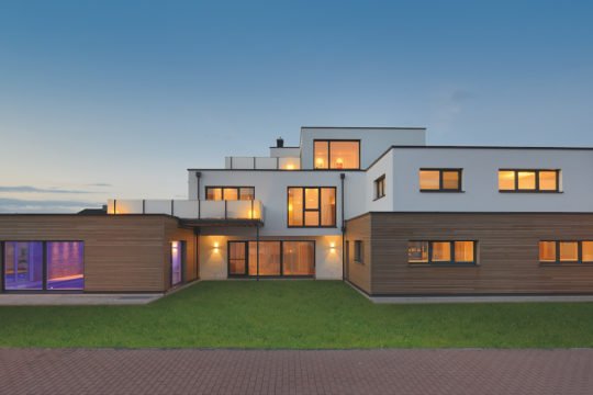 Kundenhaus Azur - Ein Schild vor einem Gebäude - Holzhaus
