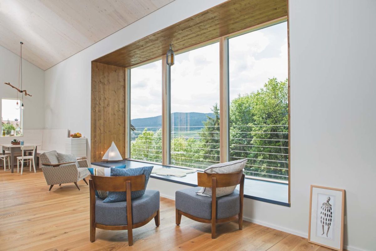 Kundenhaus Mori Raito - Ein Wohnzimmer mit Möbeln und einem großen Fenster - Interior Design Services