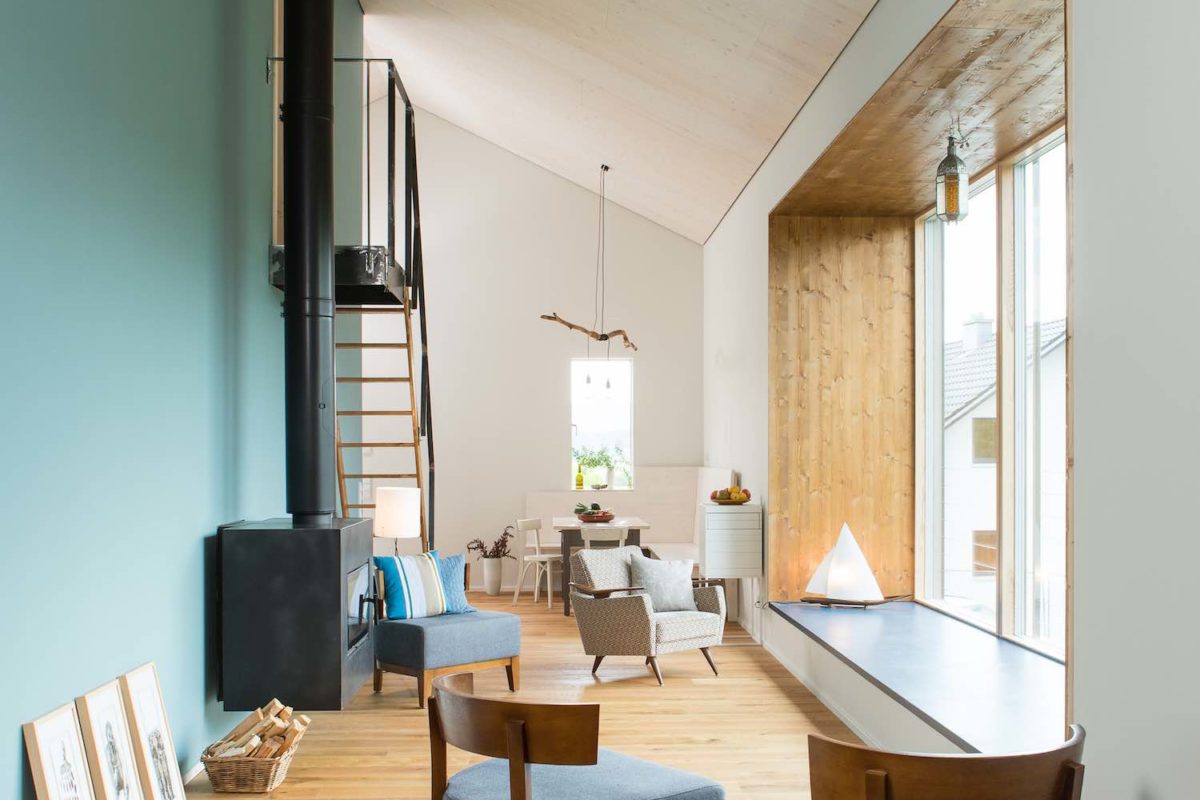 Kundenhaus Mori Raito - Ein Wohnzimmer mit Möbeln und einem großen Fenster - Haus