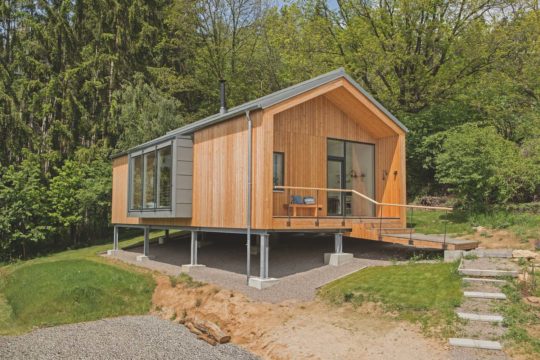 Kundenhaus Mori Raito - Ein zug sitzt an der seite eines gebäudes - Holzhaus