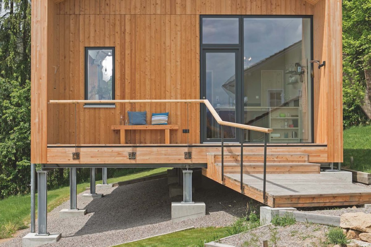 Kundenhaus Mori Raito - Eine Holzbank vor einem Haus - Haus