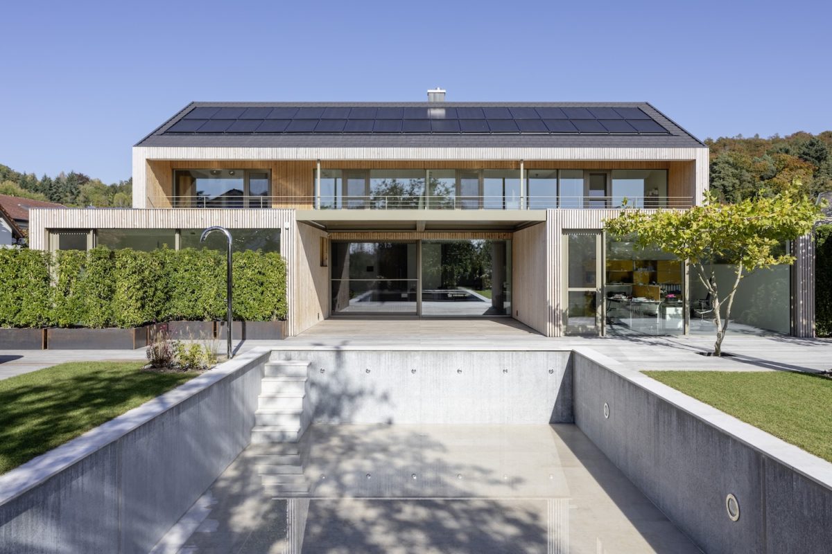 Kundenhaus Cascinetta Villa B - Ein Mann fährt mit einem Skateboard die Seite eines Gebäudes hinauf - Die Architektur