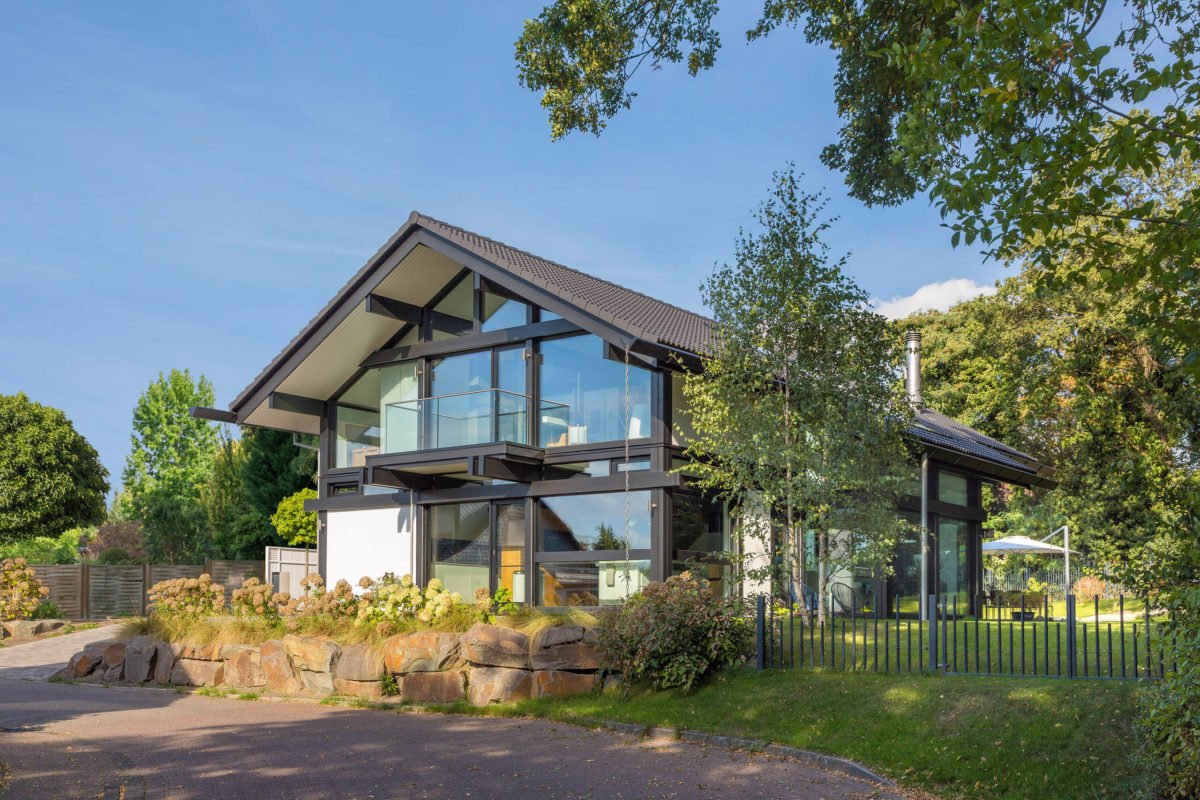 HUF HAUS ART 3 - Ein Baum vor einem Haus - Haus