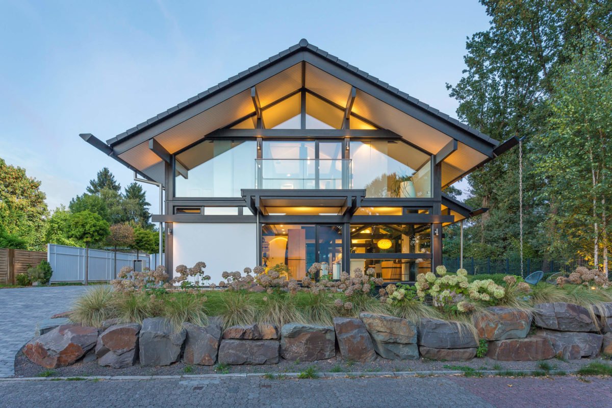 HUF HAUS ART 3 - Ein Steingebäude mit Gras vor einem Haus - Holzhaus