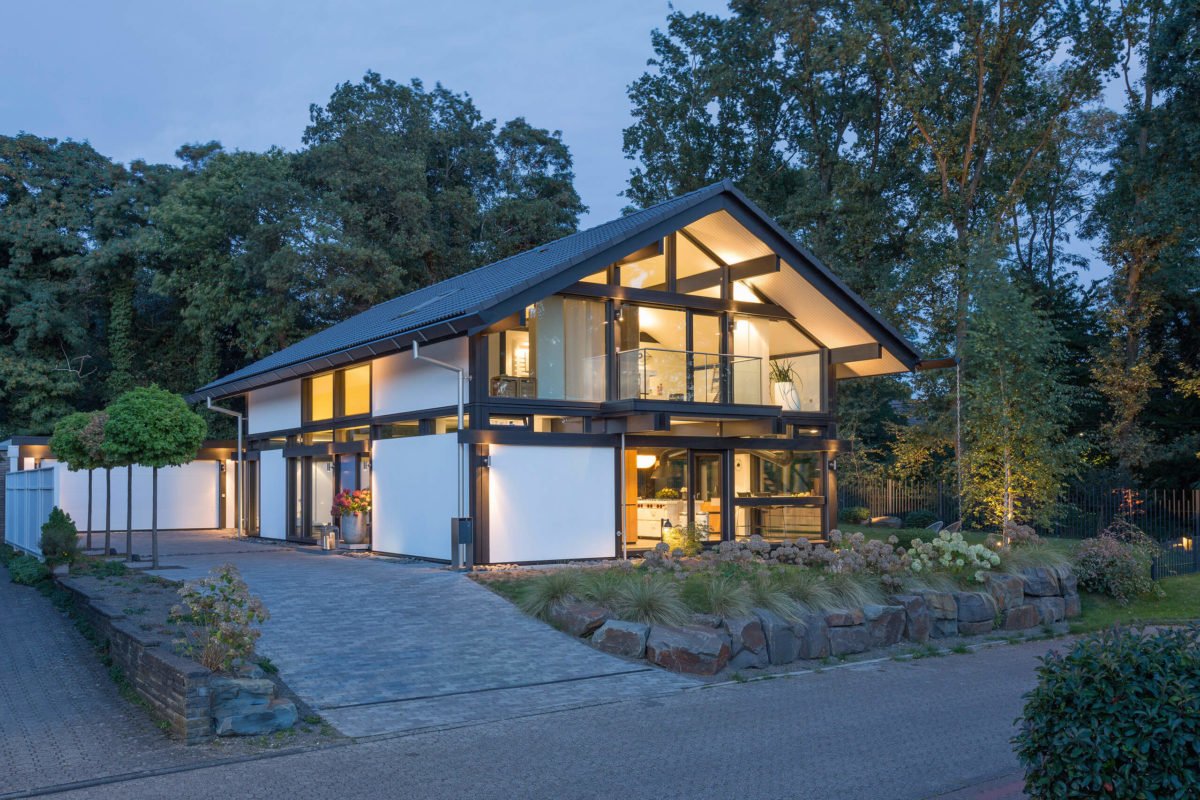 HUF HAUS ART 3 - Ein Haus mit Bäumen im Hintergrund - Haus