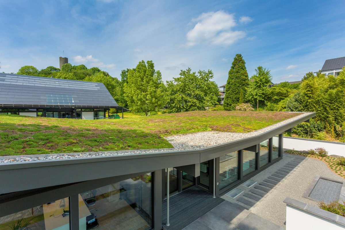 Musterhaus ART Bungalow - Ein großer langer Zug auf einem Gleis in der Nähe eines Zauns - Dach