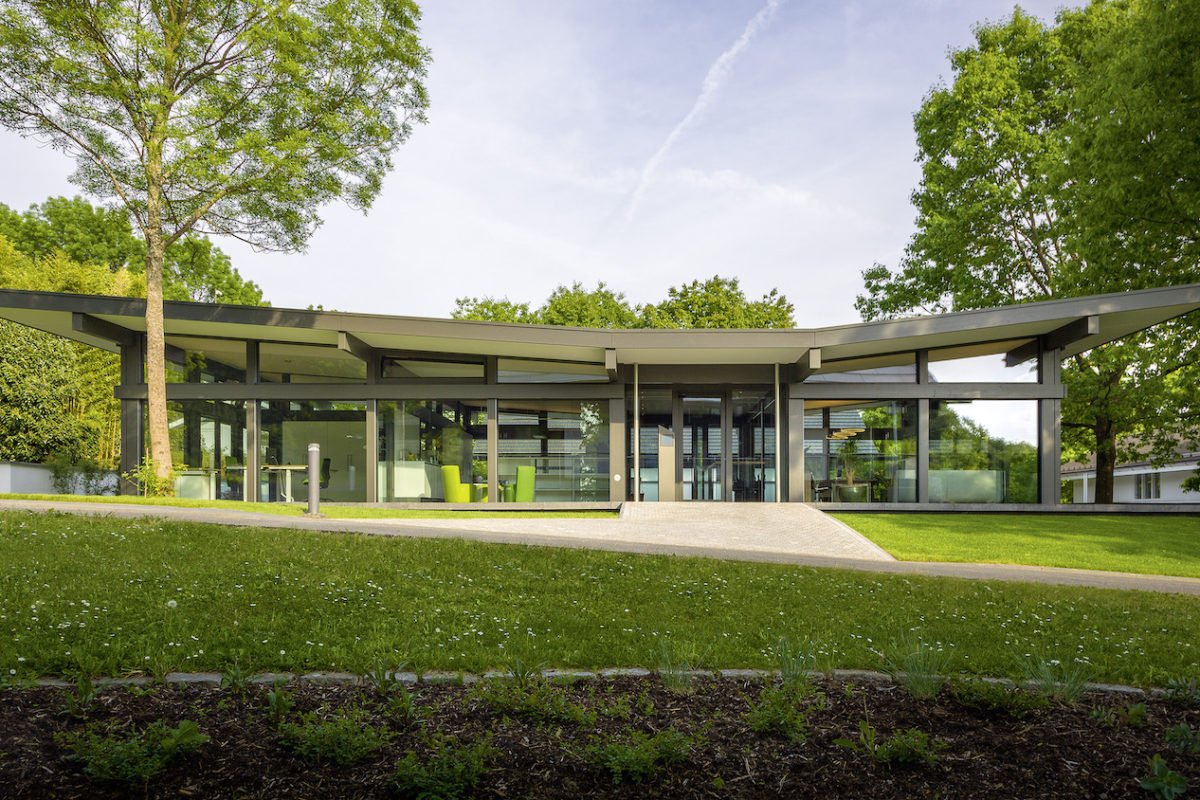 Musterhaus ART Bungalow - Eine große Wiese vor einem Haus - Haus