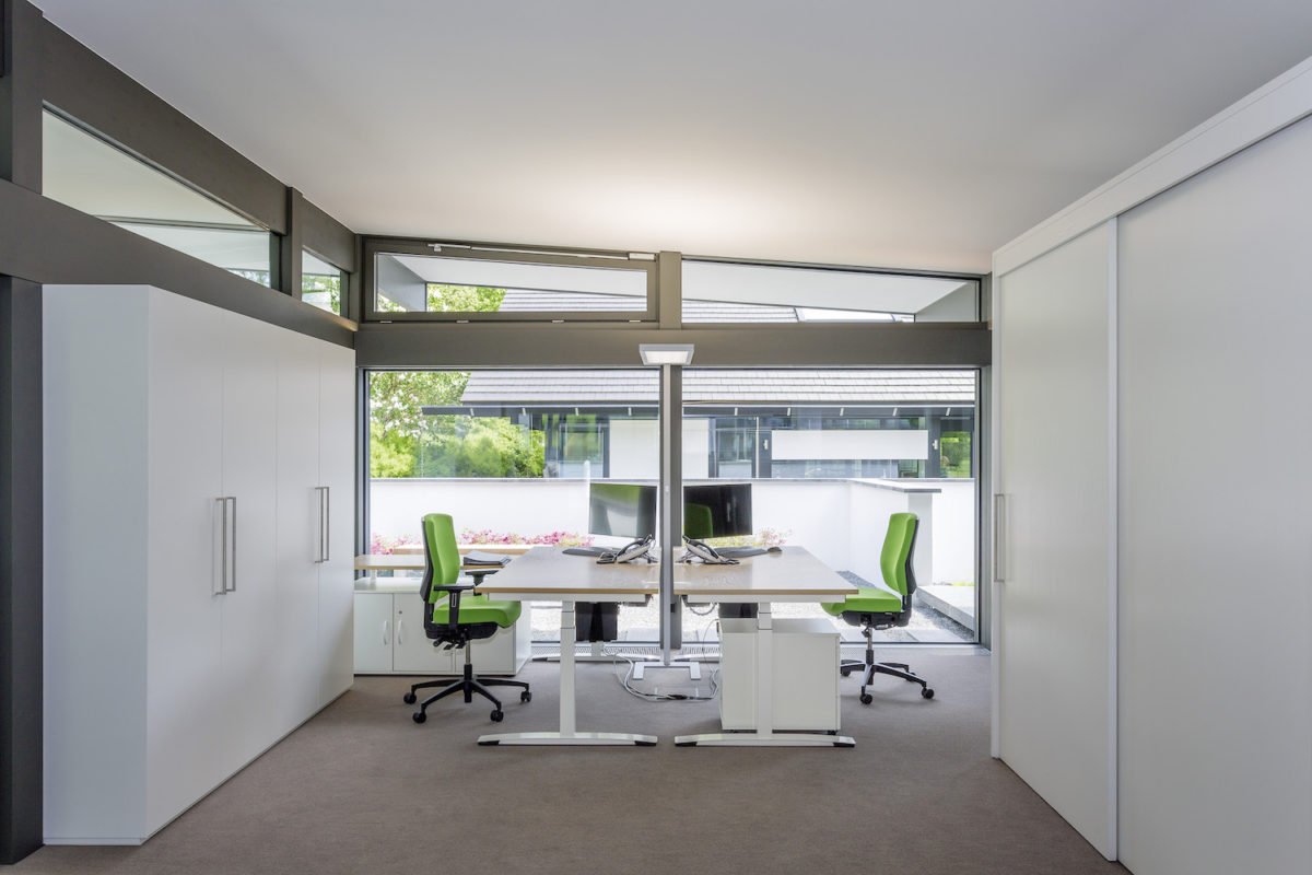 Musterhaus ART Bungalow - Ein weißer Kühlschrank mit Gefrierfach sitzt in einem Gebäude - Die Architektur