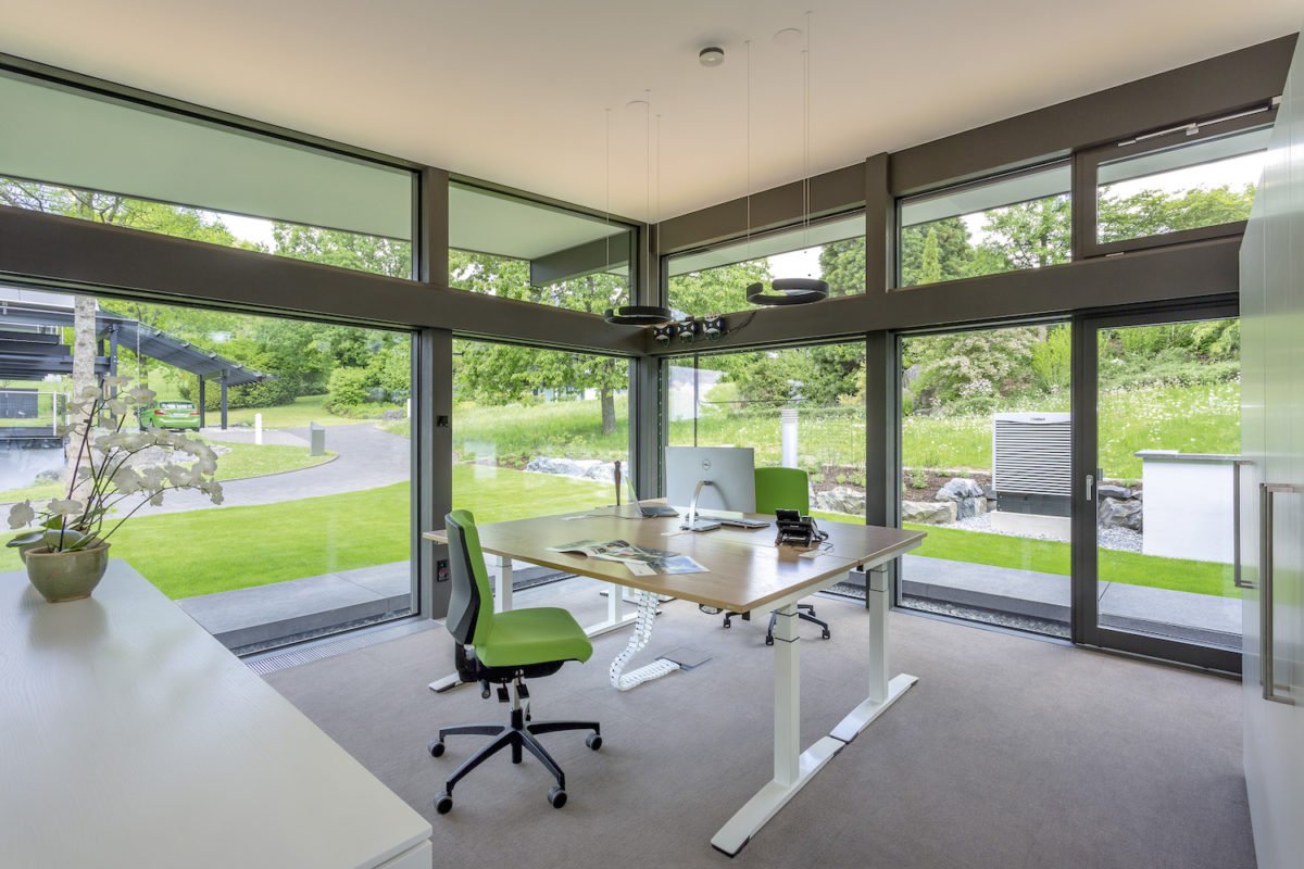 Musterhaus ART Bungalow - Ein Raum voller Möbel und ein großes Fenster - Die Architektur