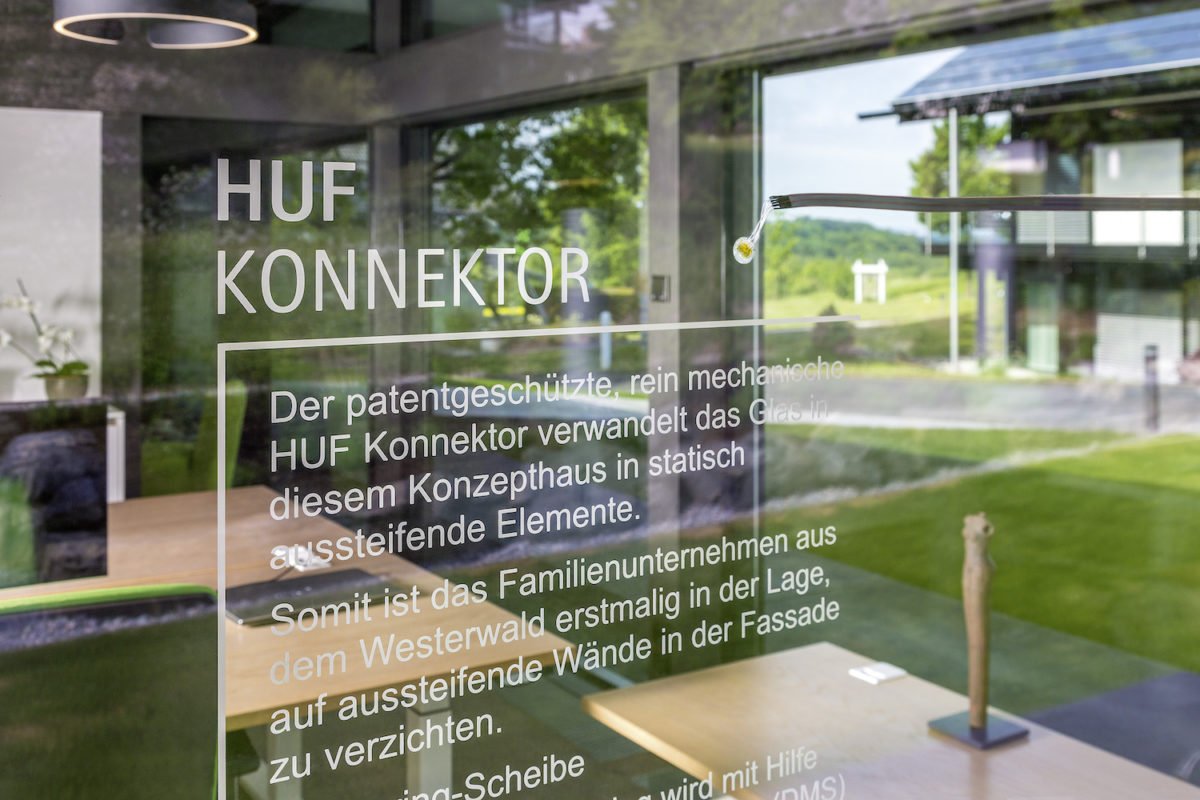 Musterhaus ART Bungalow - Eine Glasvitrine - Huf Haus