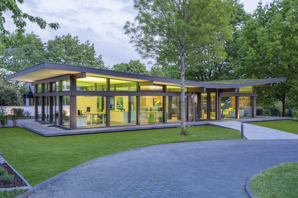 Musterhaus ART Bungalow - Eine große Wiese vor einem Haus - Huf Haus