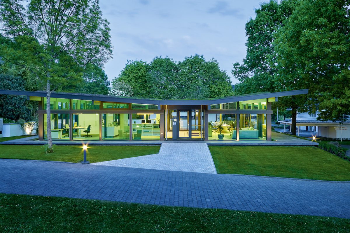 Musterhaus ART Bungalow - Ein bus, der auf einer bank in einem park sitzt - Huf Haus