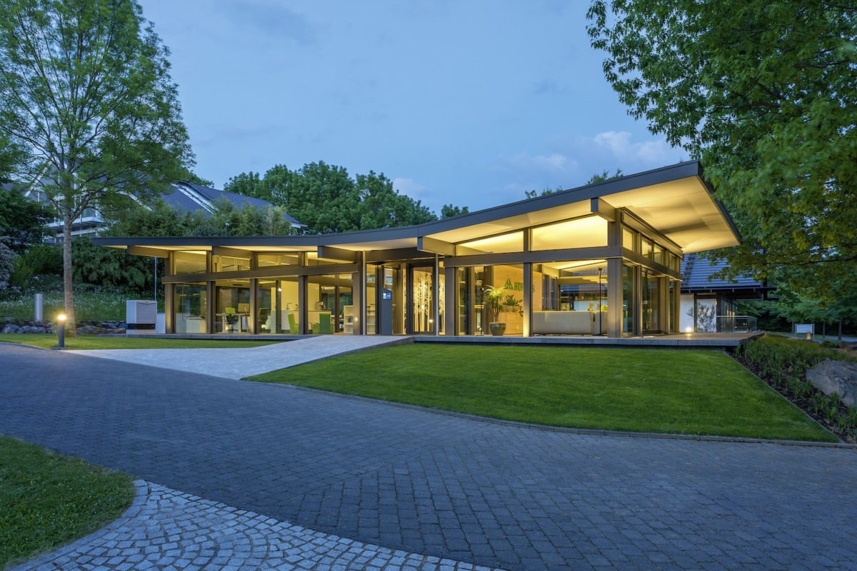 Musterhaus ART Bungalow - Ein Baum vor einem Haus - Haus