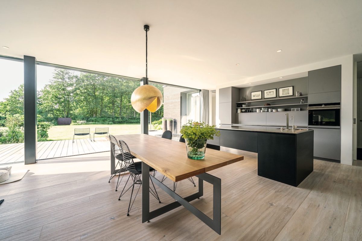 Kundenhaus Hoppe - Ein Wohnzimmer mit Möbeln und einem großen Fenster - Interior Design Services