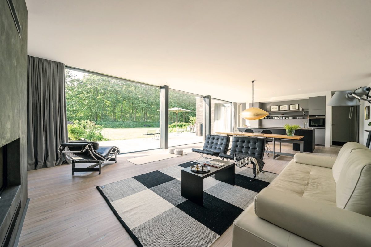 Kundenhaus Hoppe - Ein Wohnzimmer mit Möbeln und einem großen Fenster - Interior Design Services