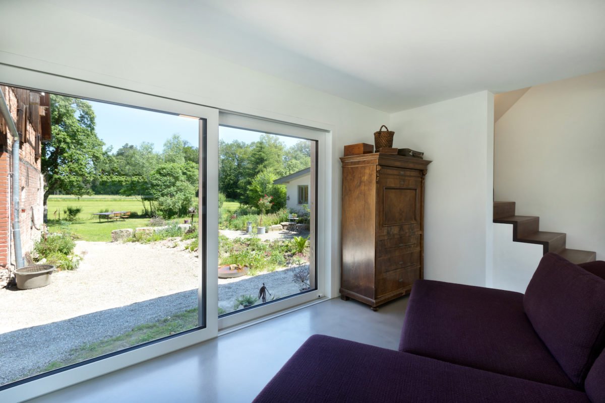 Kundenhaus U177 - Ein Blick auf ein Wohnzimmer mit einem großen Fenster - Die Architektur