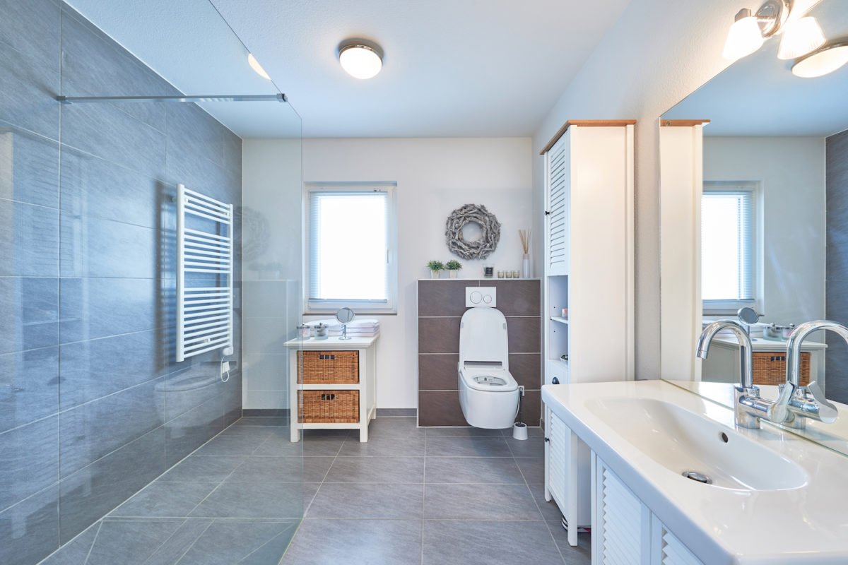 Kundenhaus Koenigs - Eine große weiße Wanne neben einem Waschbecken - Bad