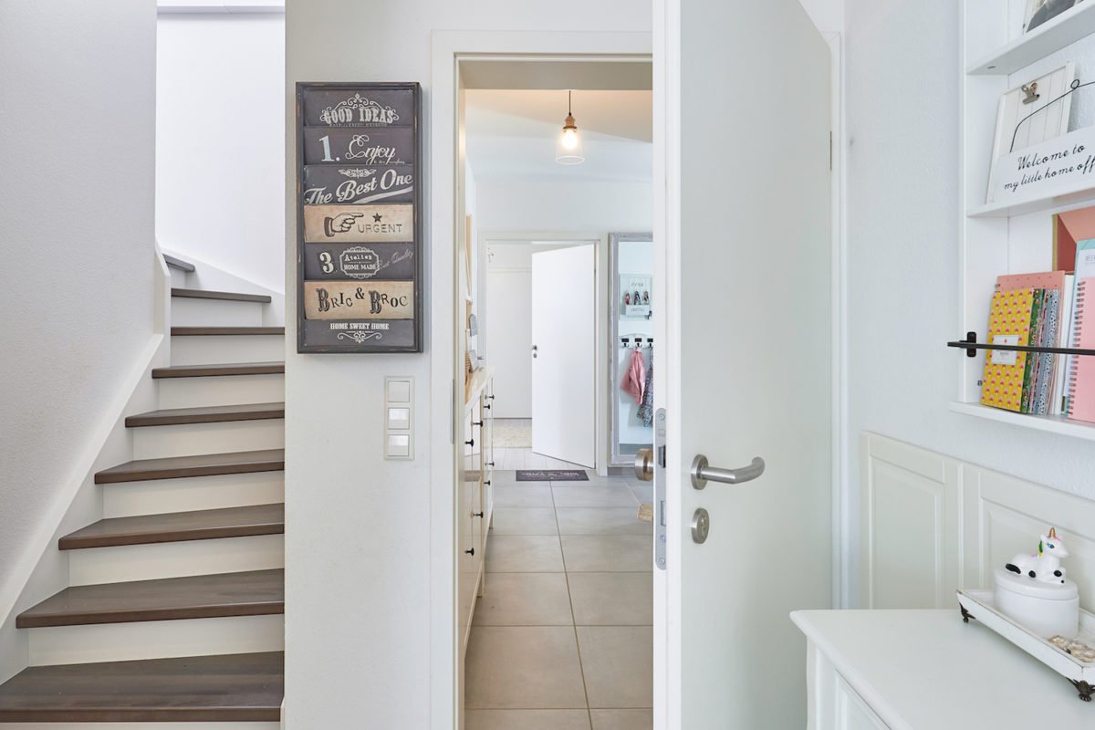 Kundenhaus Koenigs - Ein weißer Kühlschrank mit Gefrierfach sitzt in einer Küche - Interior Design Services