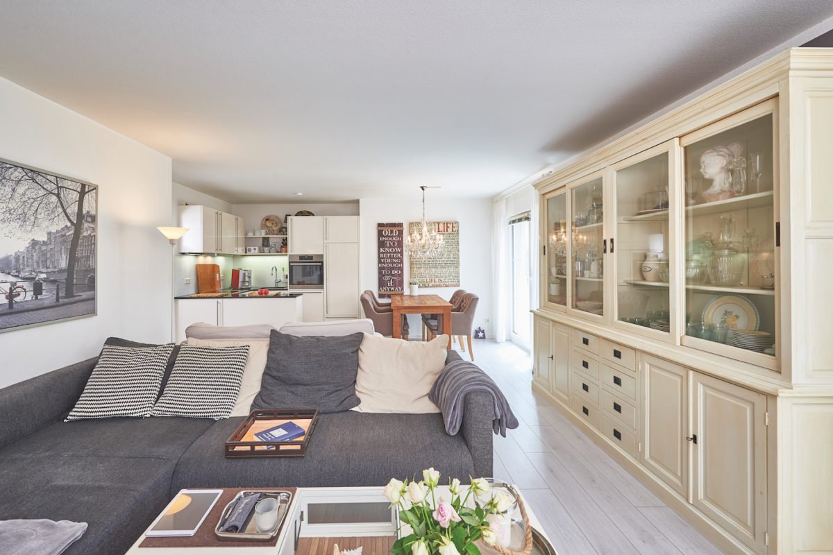 Kundenhaus Koenigs - Ein Schlafzimmer mit einem Bett in einem Raum - Interior Design Services