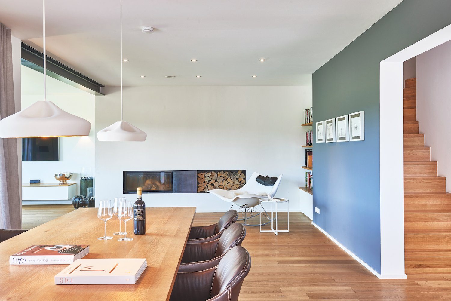 Kundenhaus Mahl - Ein Wohnzimmer voller Möbel auf einem Holztisch - Interior Design Services