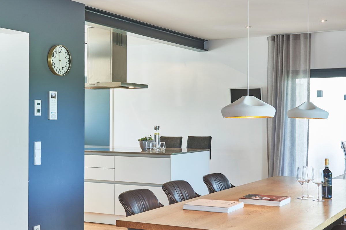 Kundenhaus Mahl - Ein Büro mit einem Schreibtisch und einem Stuhl in einem Raum - Interior Design Services