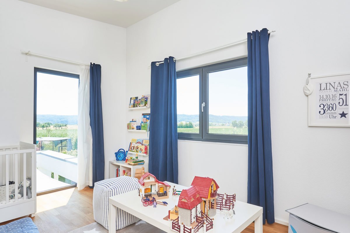 Kundenhaus Mahl - Ein Wohnzimmer mit Möbeln und einem großen Fenster - Interior Design Services