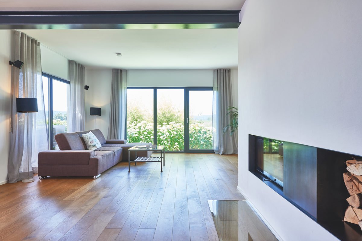 Kundenhaus Mahl - Eine Ansicht eines mit Möbeln gefüllten Wohnzimmers und eines großen Fensters - Interior Design Services